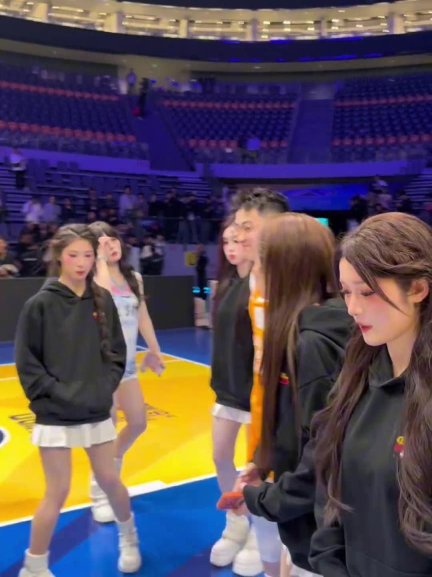 当关注列表照进现实~CBA扣篮冠军张鼎岩与拉拉队宝贝合影