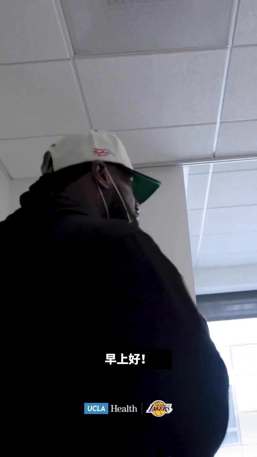 暖心偶像神秘访客！来自詹姆斯到医院的惊喜探望