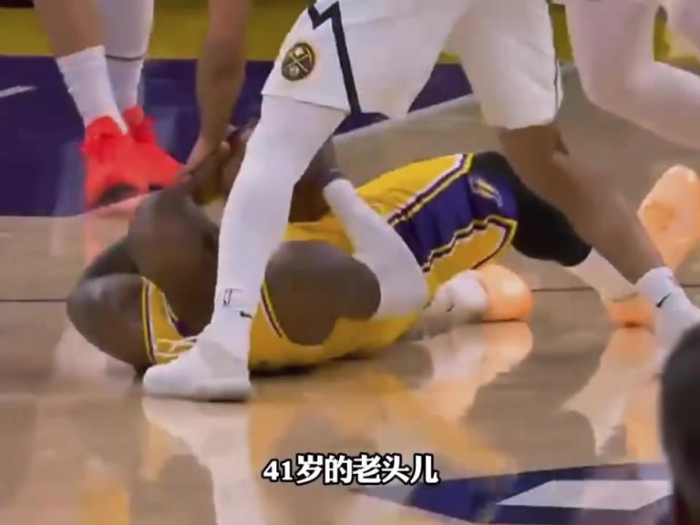 当41岁詹姆斯拼命鱼跃救球 你就知道他有多想拿下比赛！