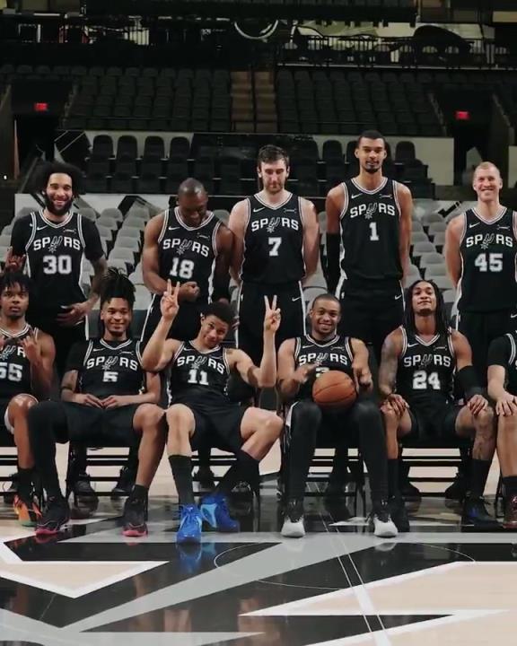 总冠军之师？马刺队拍摄全家福 全队氛围融洽