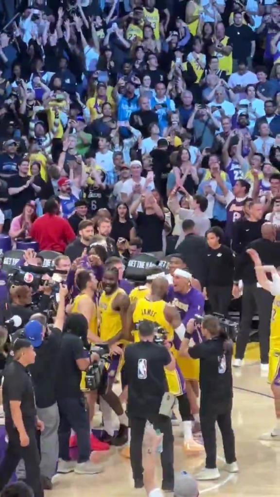 这球队氛围真的爱了！赛后所有湖人球员都围着东契奇庆祝胜利！