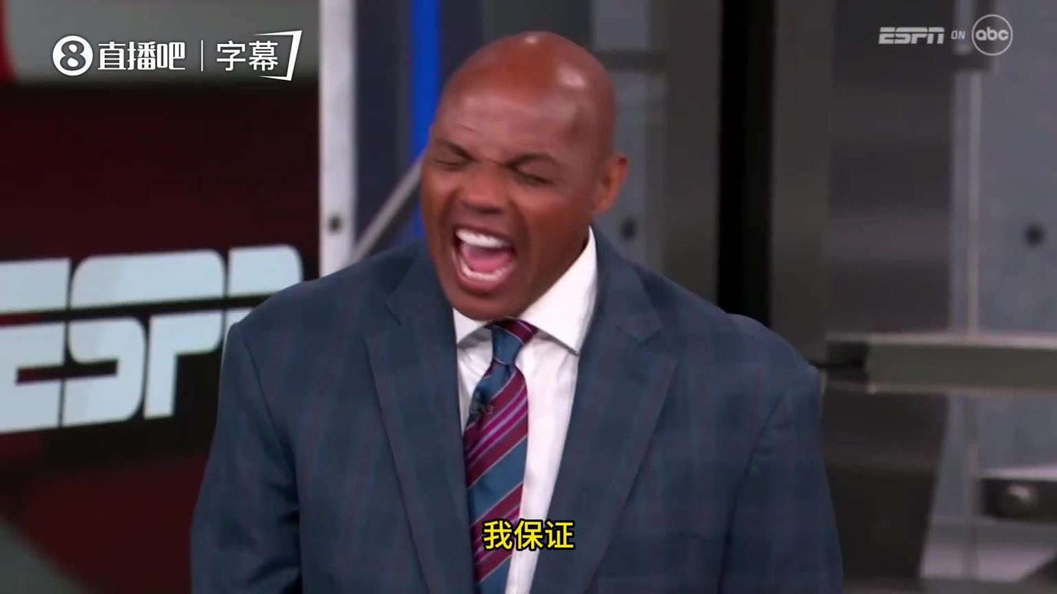 巴克利在中场时曾言：湖人今晚一定输，这位穿老詹球衣的女孩最后会哭的！