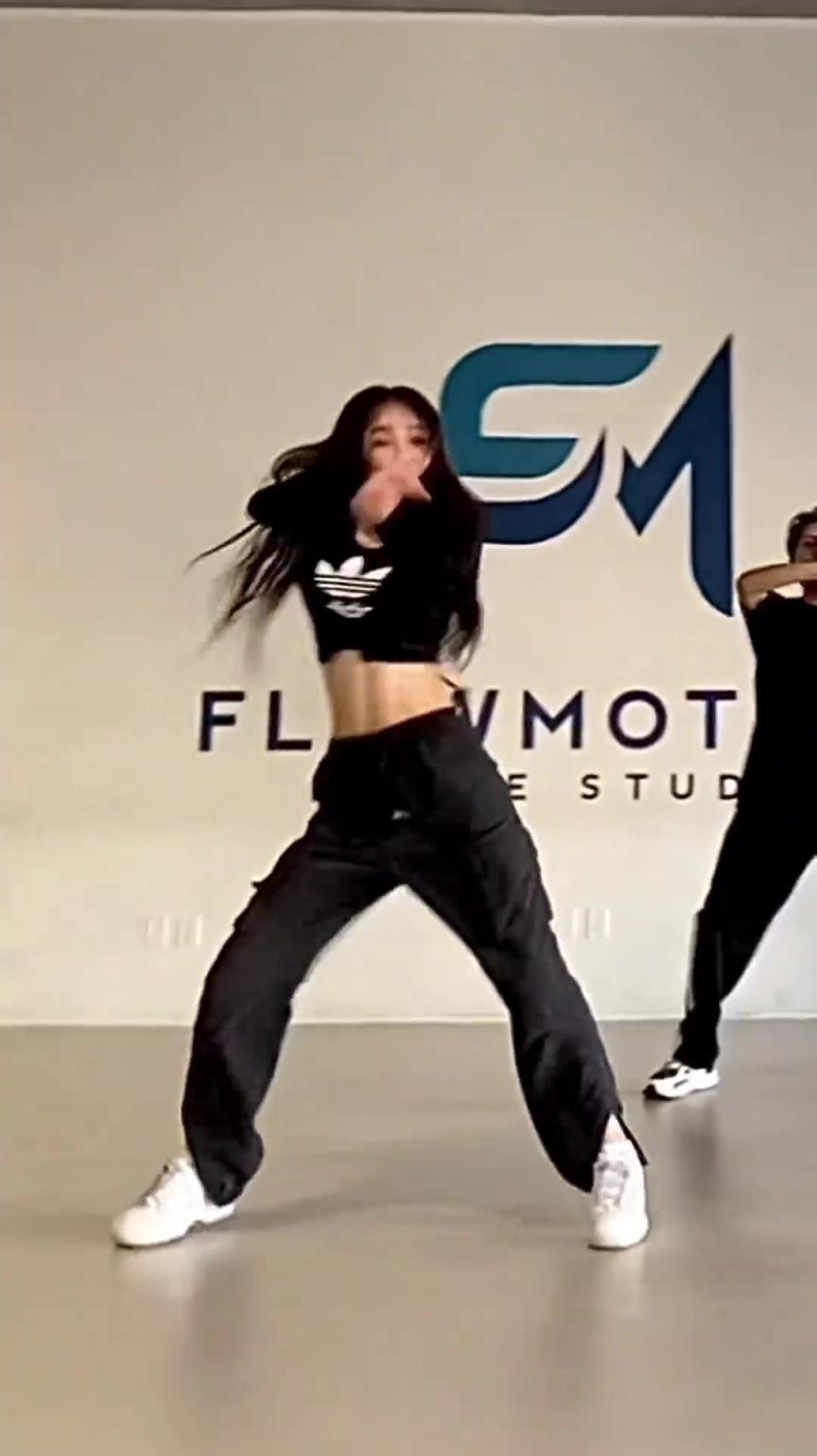 太棒啦！周姐下次去现场采访都能在暂停时客串一下啦啦队