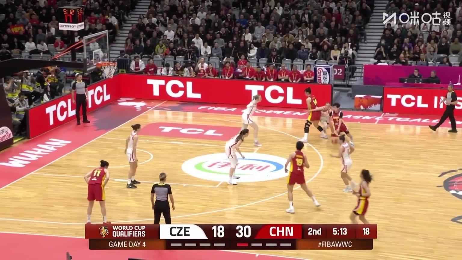 默契的双人配合！李月汝挡拆顺下，接杨舒予妙传轻松上篮取分！