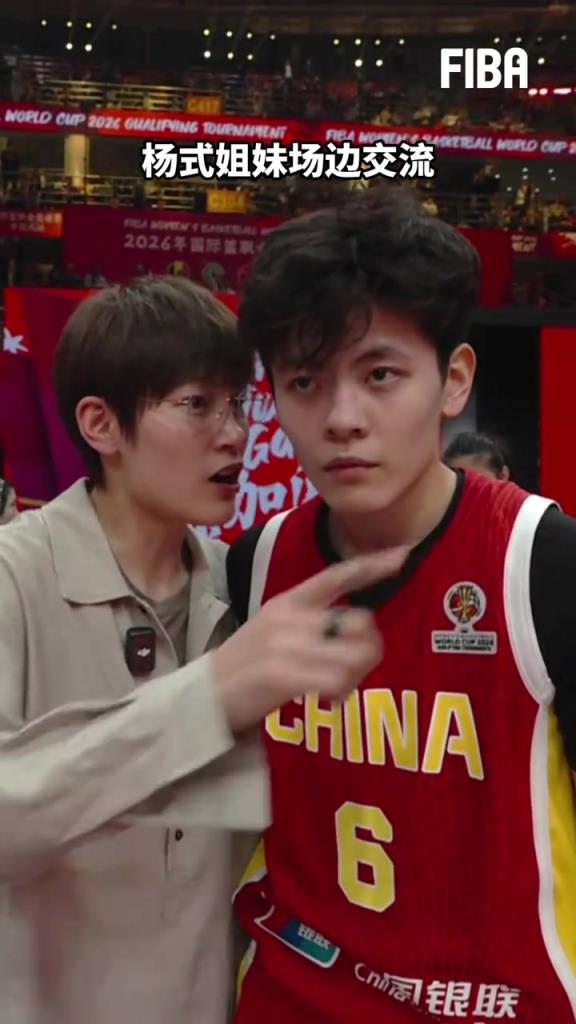 给妹妹指导几句！中场休息期间，杨力维在场边拉着杨舒予暖心嘱咐