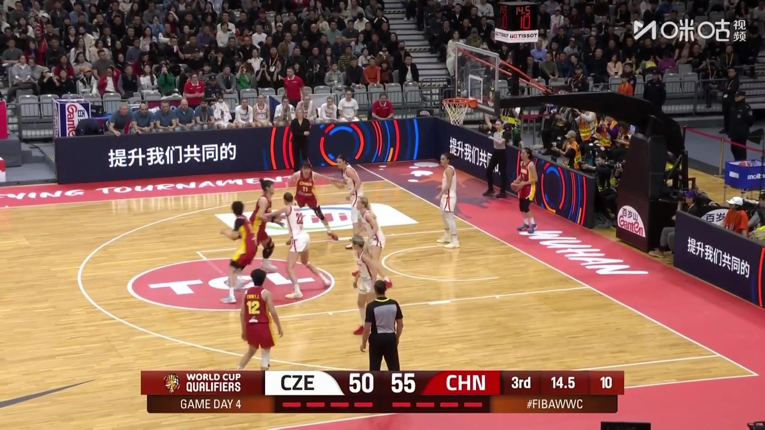 直接戏耍对手！王思雨底线球砸对方后背，助攻自己上篮轻取2分