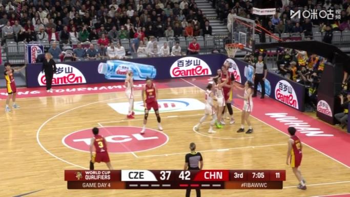 一览众山小！张子宇在篮下接球轻松放篮，对手只能举手目视