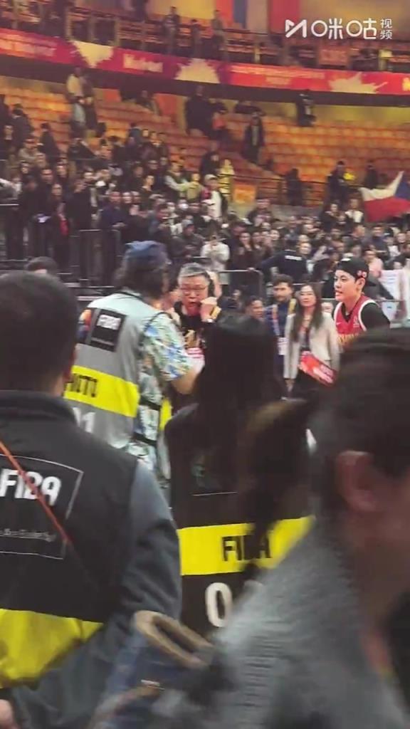 杨舒予赛后兴奋地跑向场边，接受姐姐与刘星宇的采访！