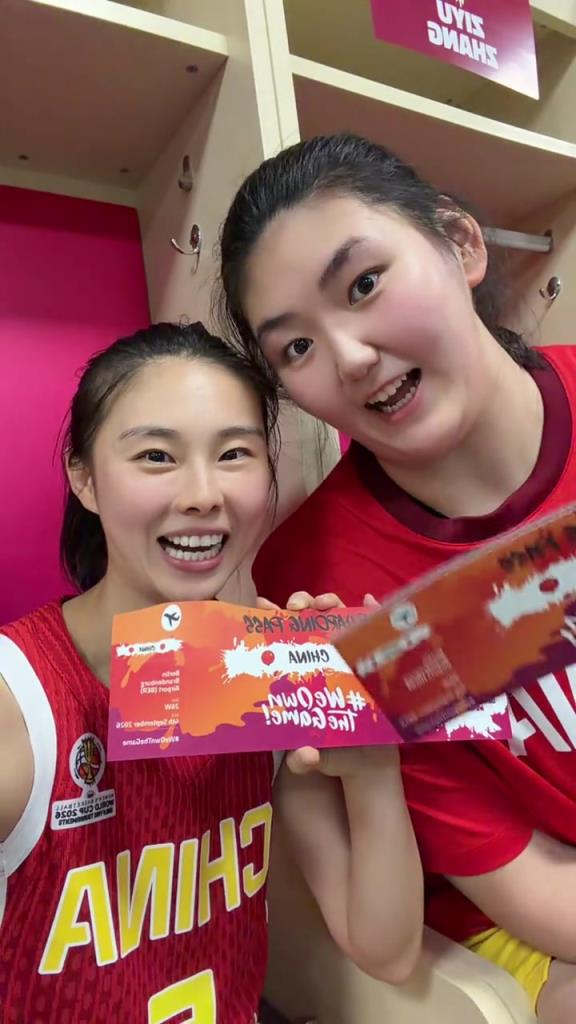 晋级！王思雨赛后与张子宇美颜自拍并配文：世界杯 我们来咯