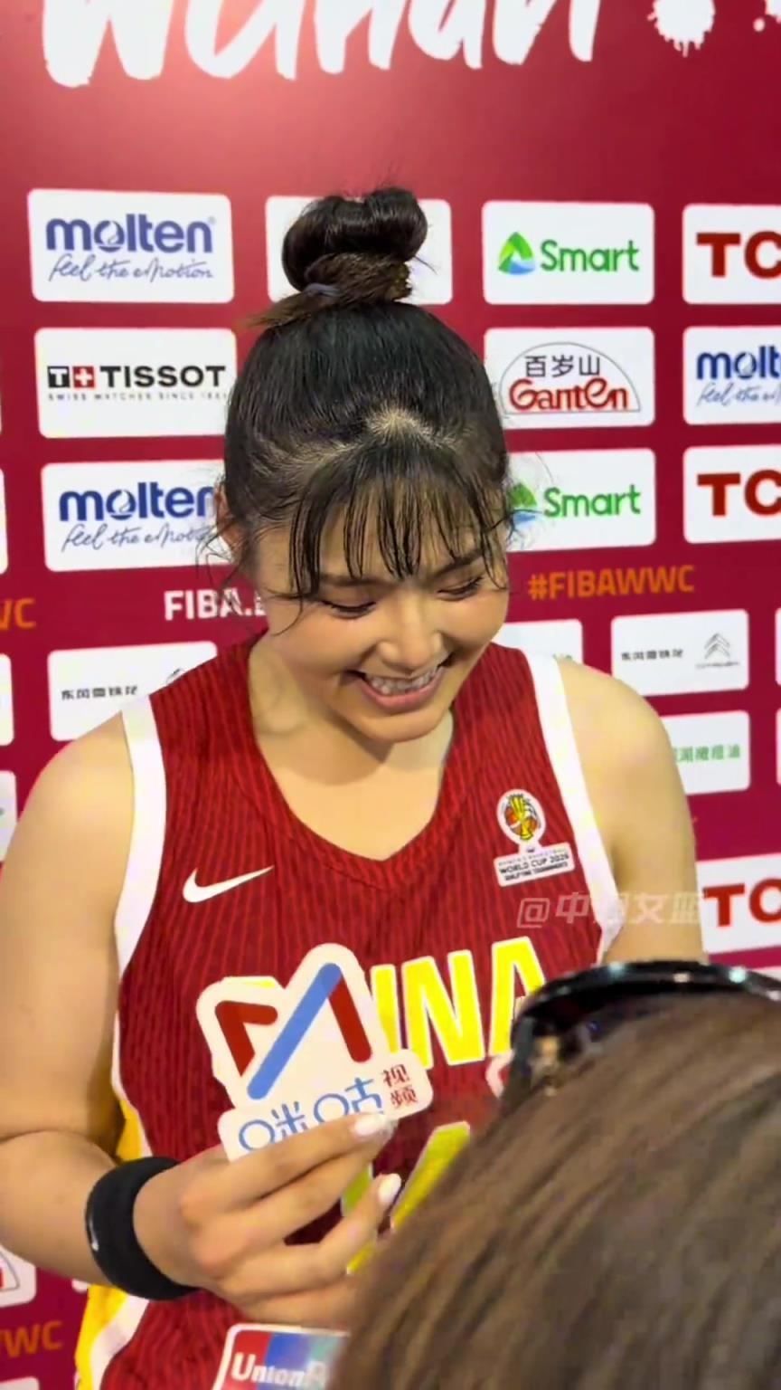 展望9月世界杯？化妆了的李月汝采访：嘿嘿 怎么说呢 学习改进