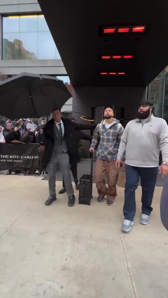 这就是超巨待遇嘛！库里乘坐大巴前往球馆 保安严阵以待