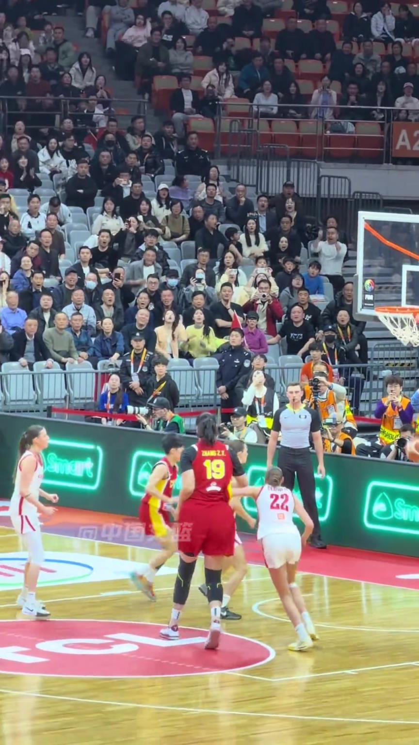 杨舒予打球这么英姿飒爽 得捕获多少小迷妹啊