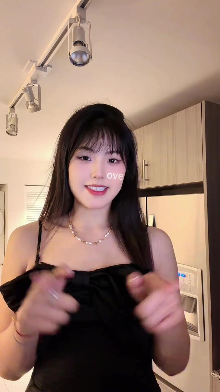 现在小女生都喜欢自拍！李月汝晒视频：生活一肘给我眼线都肘飞了