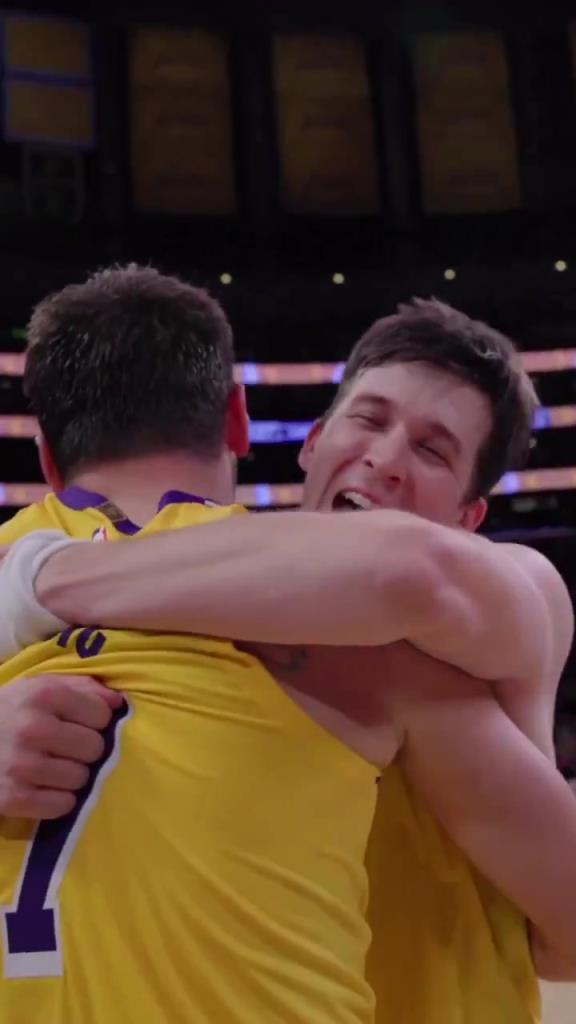 这是爱情的样子？昨天力克掘金后，东契奇与里夫斯激情相拥！