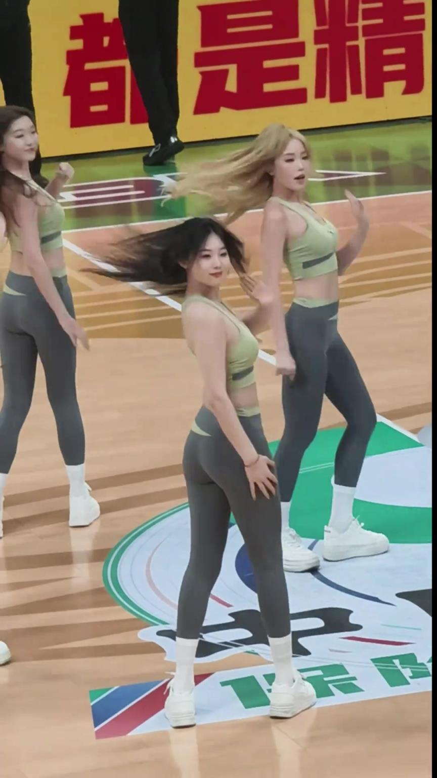辽篮啦啦队美女李小怡！这是吧友们喜欢的类型吧！