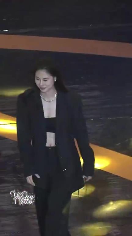 让人眼前一亮！王思雨这身西服+抹胸的造型很飒啊！