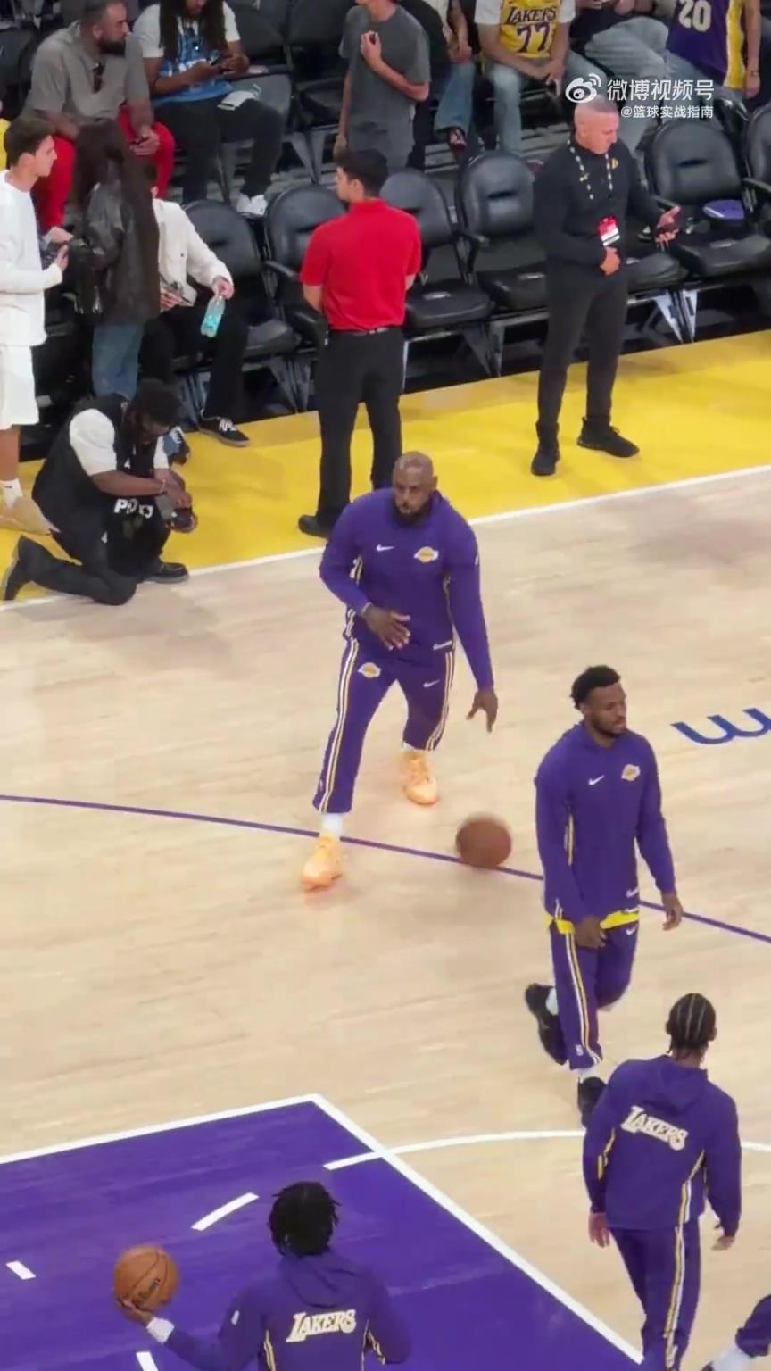 老詹搞笑的素材可真不少啊！都给现场球迷看乐了！