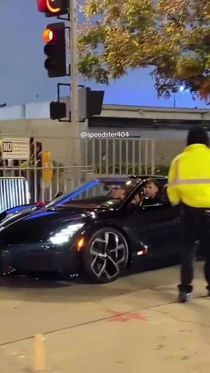 东契奇开的这辆敞篷布加迪也太帅了吧！这一辆得多少钱啊