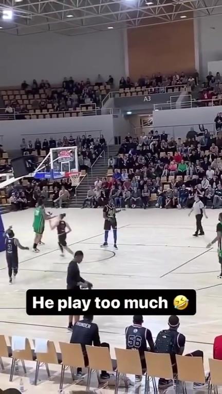 笑死！黑哥们这操作，伤害性不大侮辱性极强