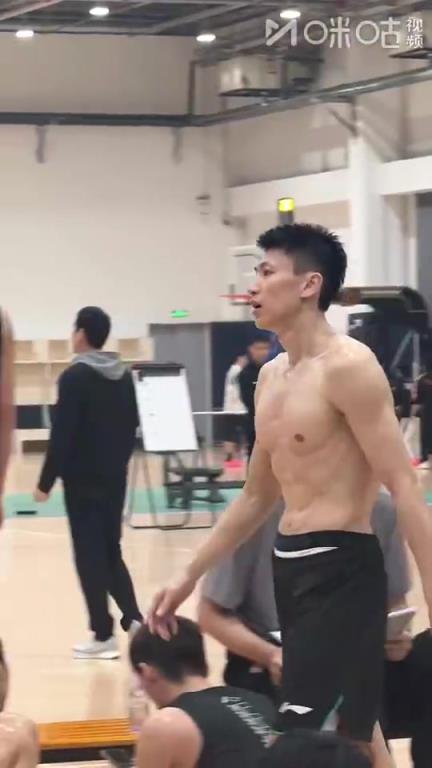 这块头！看看36岁刘晓宇的身材，说明平时真的自律啊！