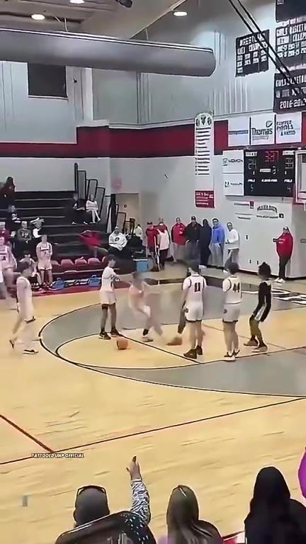 美国校园篮球赛发生冲突，一白人小伙被黑人小伙直接一拳KO！