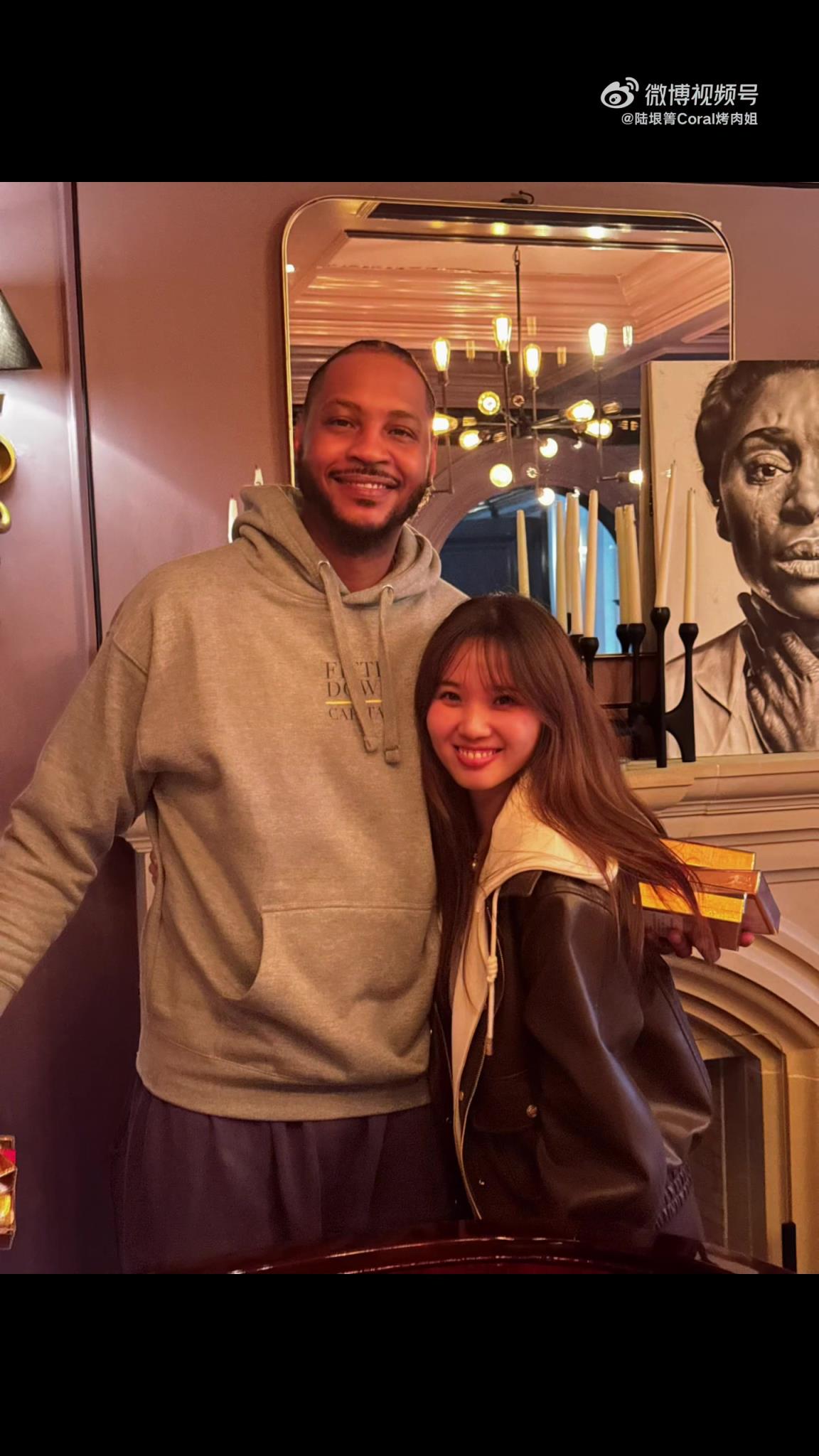 父子俩真像！安东尼和烤肉姐拥抱合影 小瓜一脸青涩内敛