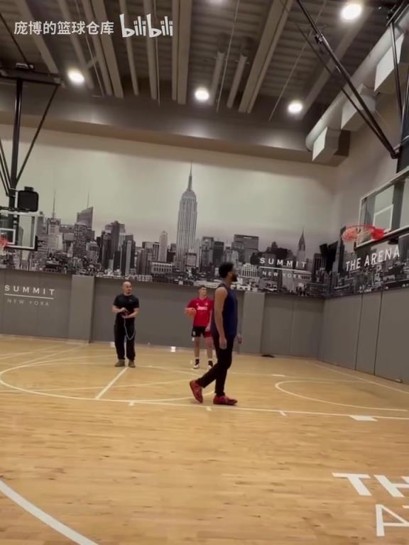 依然美如画的投篮！安东尼球瘾犯了，来指导一下年轻人！