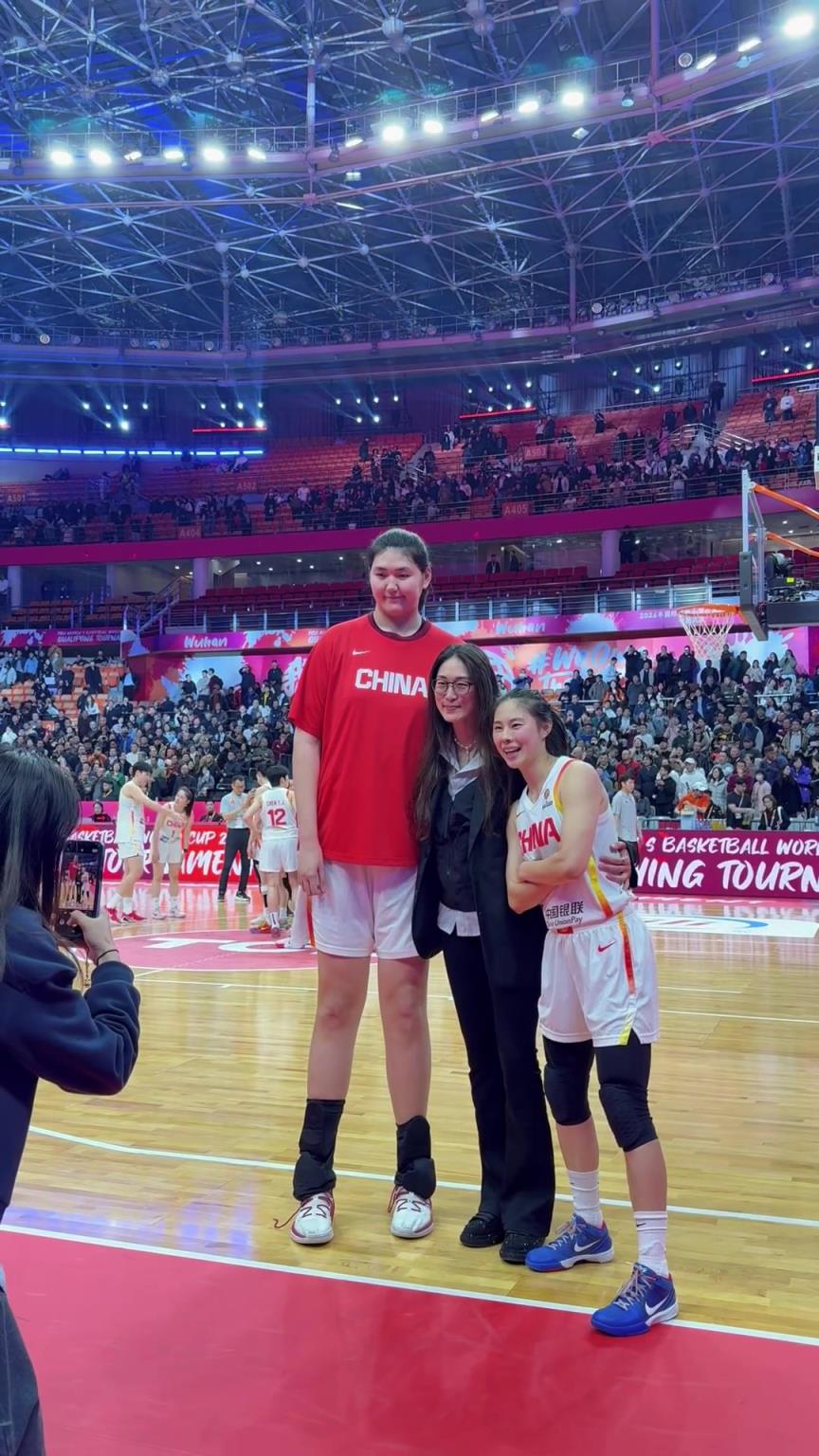 三代中国女篮成员同框！赛后隋菲菲与王思雨、张子宇三人合影！