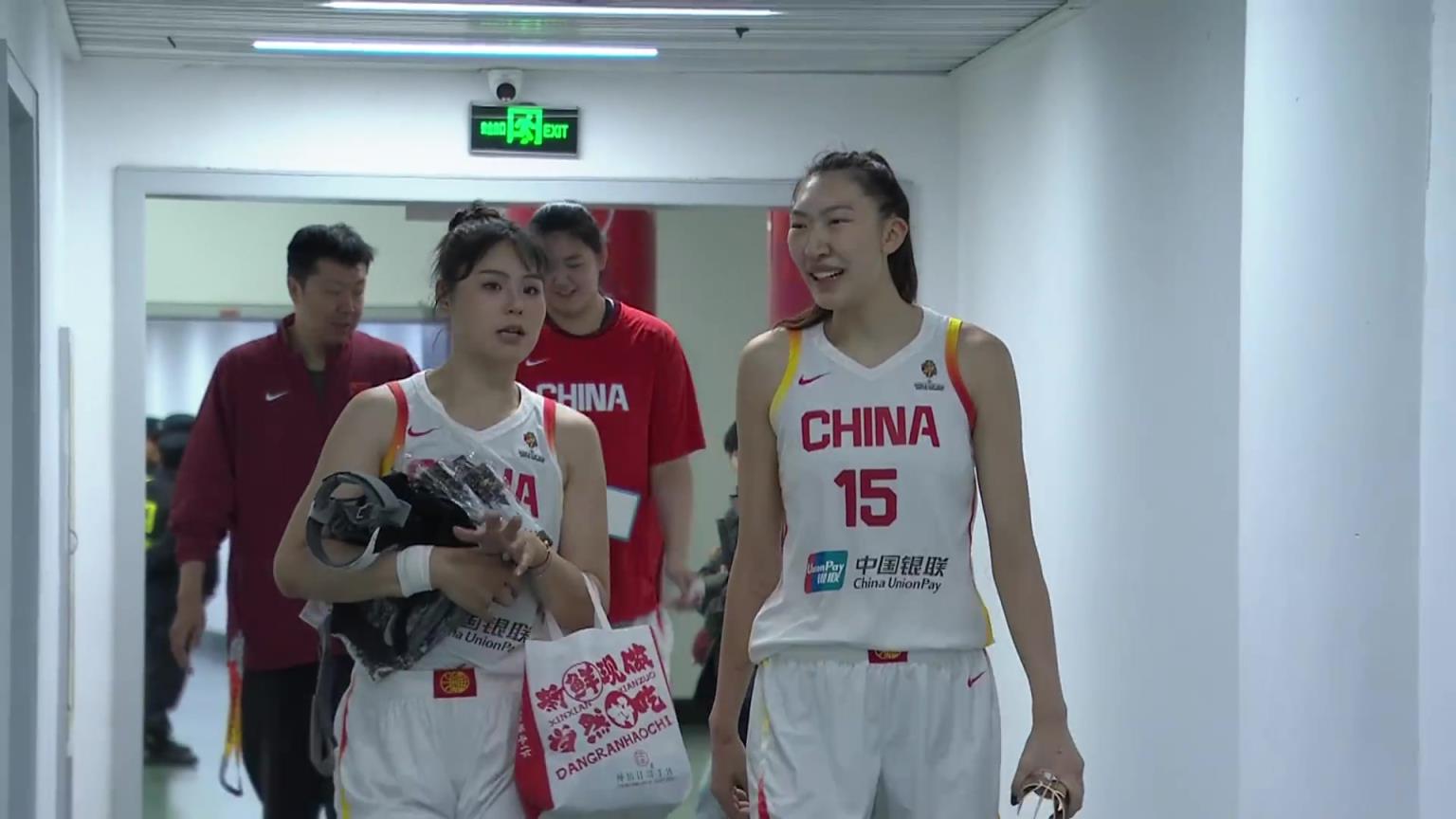 名宿来探班！赛后李月汝和韩旭交流不断，王治郅给张子宇面授机宜