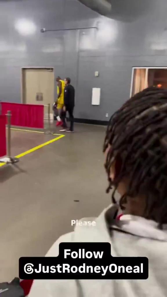 暖心偶像❤️詹姆斯听到小孩乞求签名，本要离开但停下了脚步~