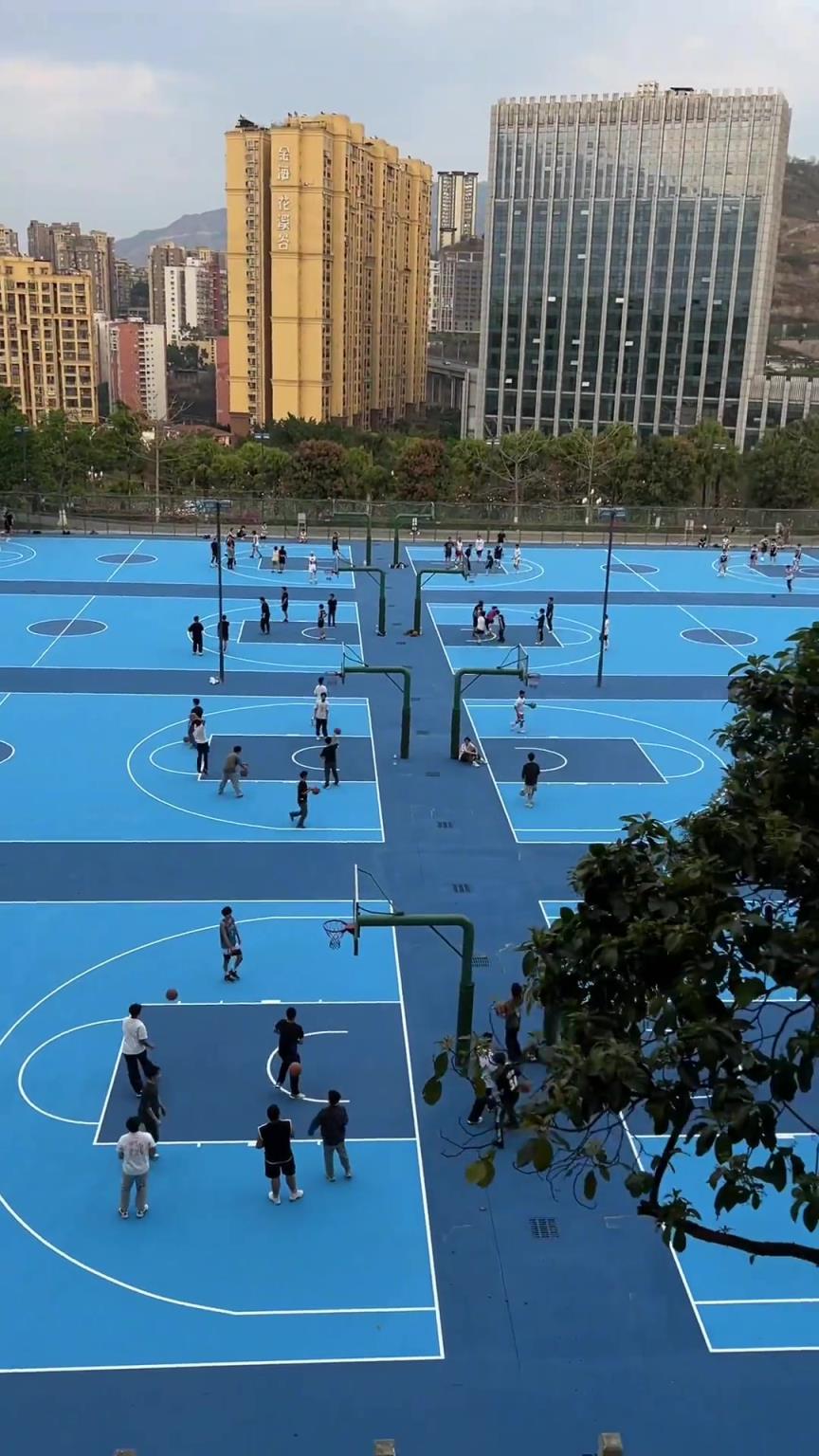 篮球在中国还是太普及了！周末的下午 操场12个篮球场满员
