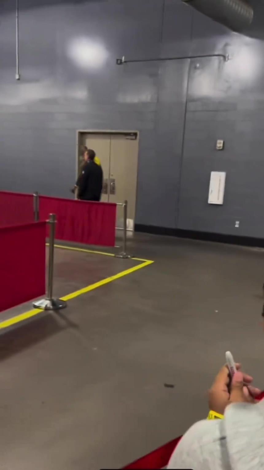 湖人战胜火箭后，詹姆斯返回更衣室听到小朋友的请求立即回应...