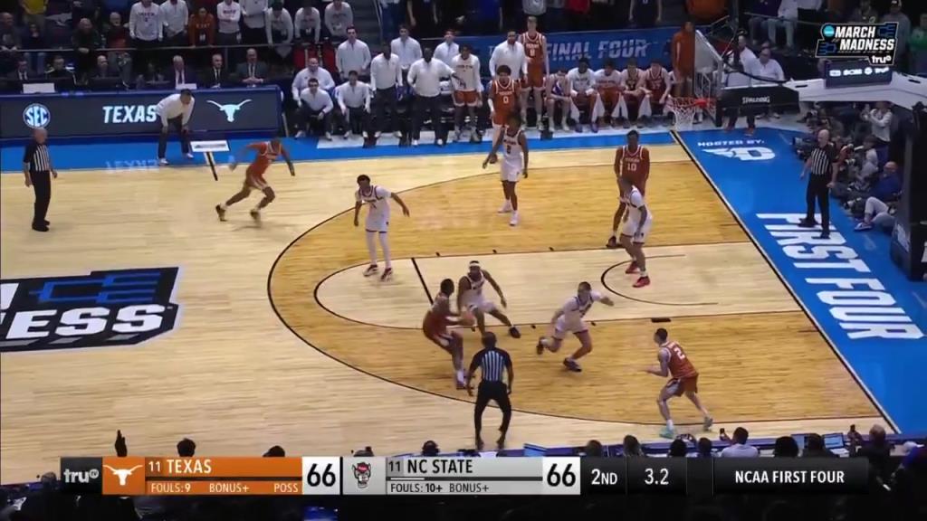 德克萨斯大学球员高难度准绝杀后，做出哈登经典撒盐庆祝动作！