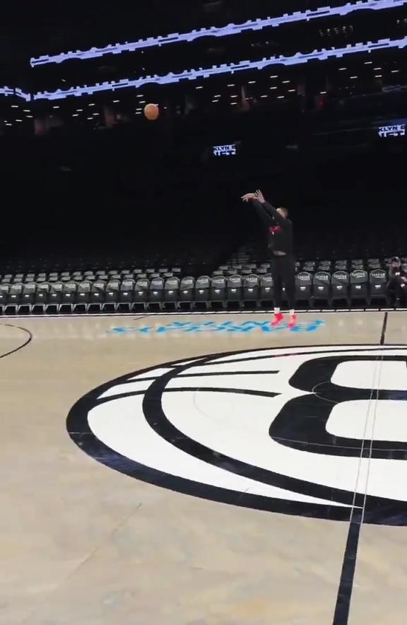 利拉德投三分像喝水一样简单，这弧线太美了...