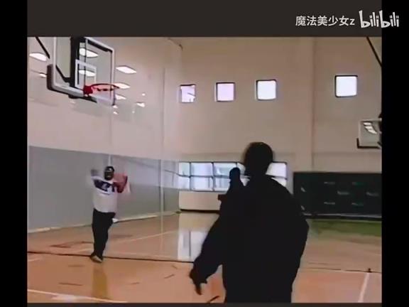一眼AI~经典的超级大变向！珍藏视频：艾弗森线下跟朋友打球！