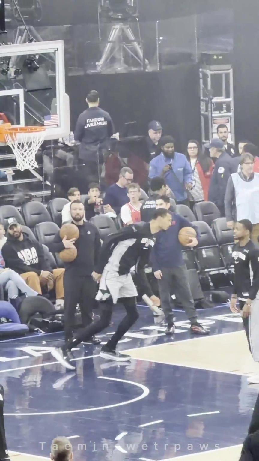 2米24的文班能够这样轻松地完成胯下换手暴扣，真是不可思议！