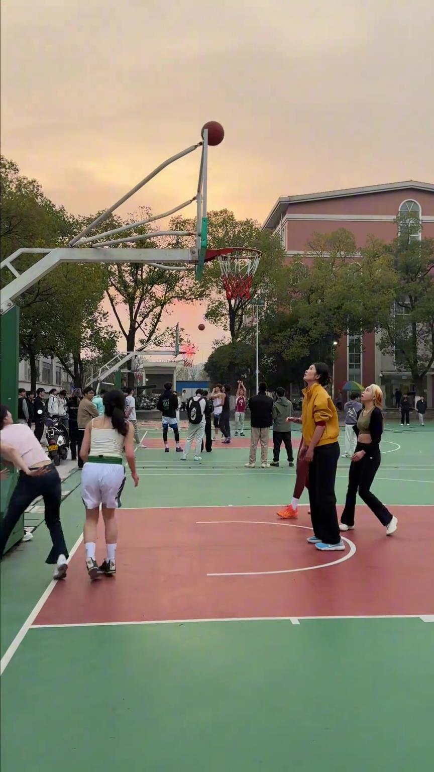 球场袭来一阵强烈的小香风...