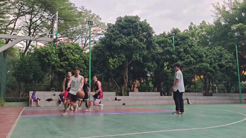 看他投篮姿势到底是会不会打球的啊？