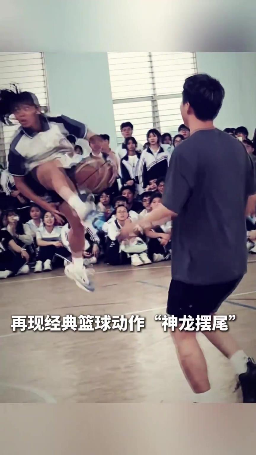 现场超燃！冯敏敏再做“神龙摆尾”动作。