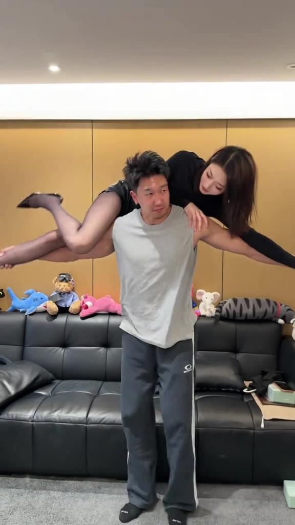 曹岩与女网红大鹅合拍搞笑视频，真是艳福不浅啊！