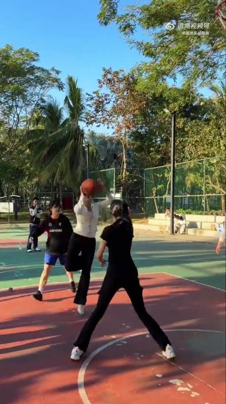 跟这群小姐姐一起打球，你们会主动上对抗吗？