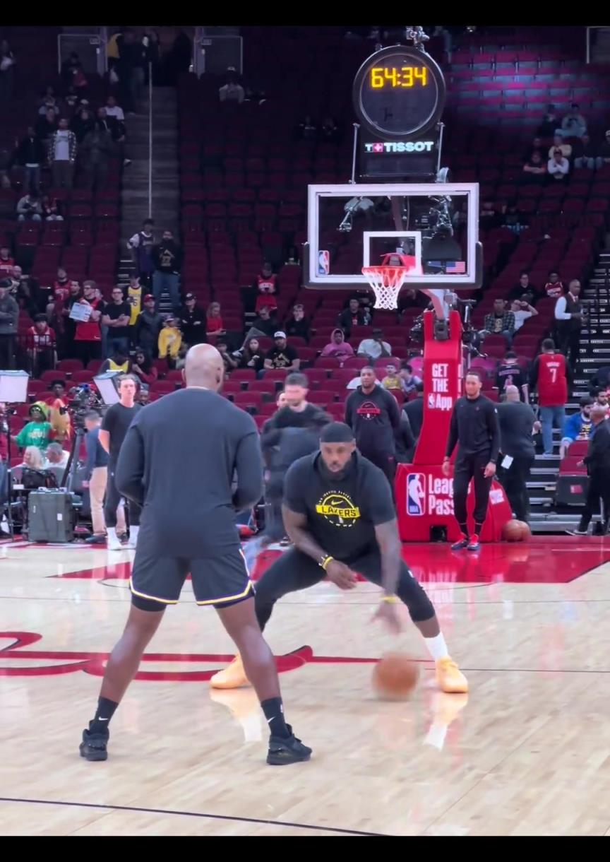 不吹不黑，老詹这赛前热身运球是什么水平？