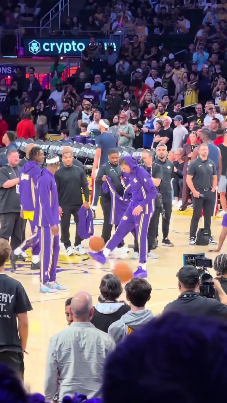 足篮两开花！东契奇此前热身秀了一波颠球，看上去相当娴熟啊