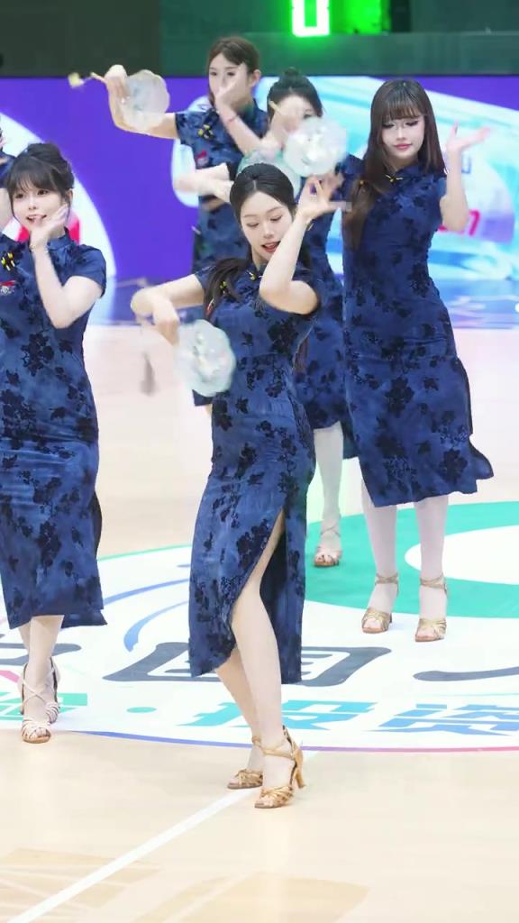 同曦美女啦啦队身着一身蓝色旗袍热舞，这个兄真喜啊！