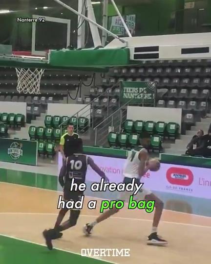 看看15岁的文班是怎么打球的，这真是瞎眼都可见的天赋啊！