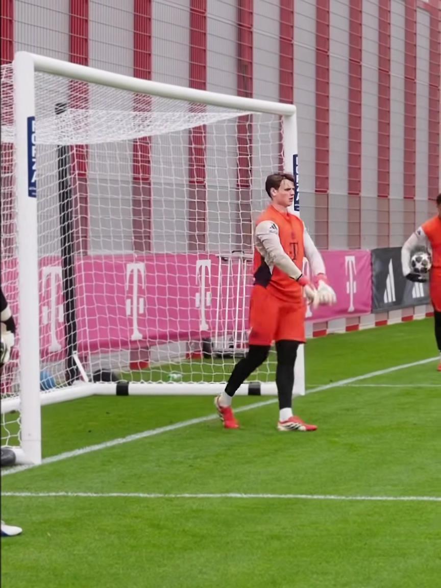 有望出战！来看看拜仁小门神乌尔比希近期的倒地扑球训练！