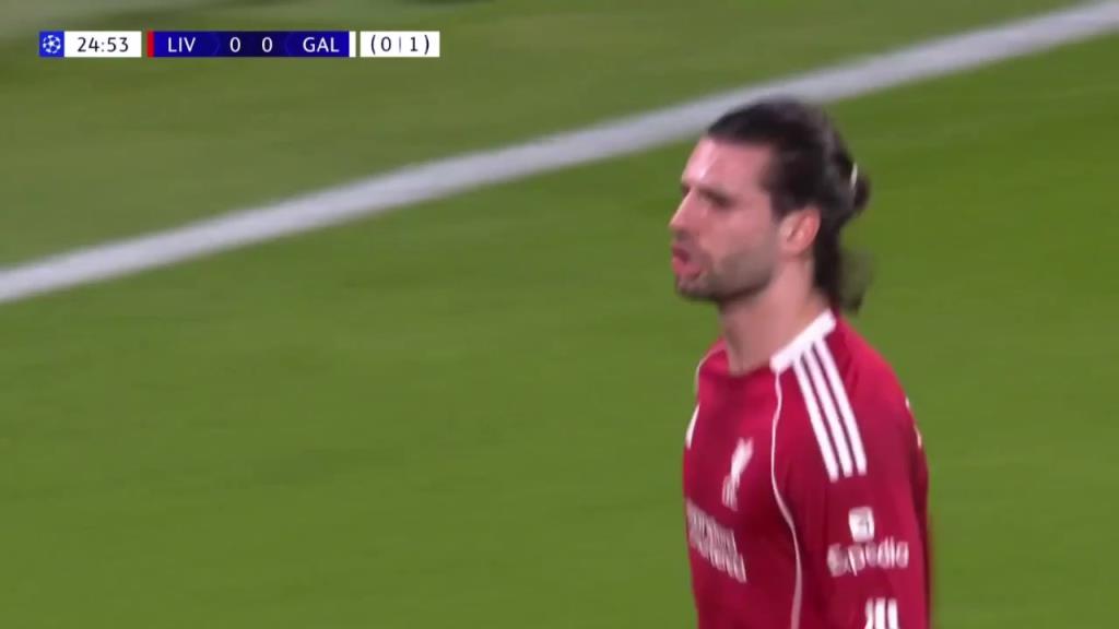 太关键了！麦卡利斯特角球助攻，索博斯洛伊破门利物浦扳平总比分