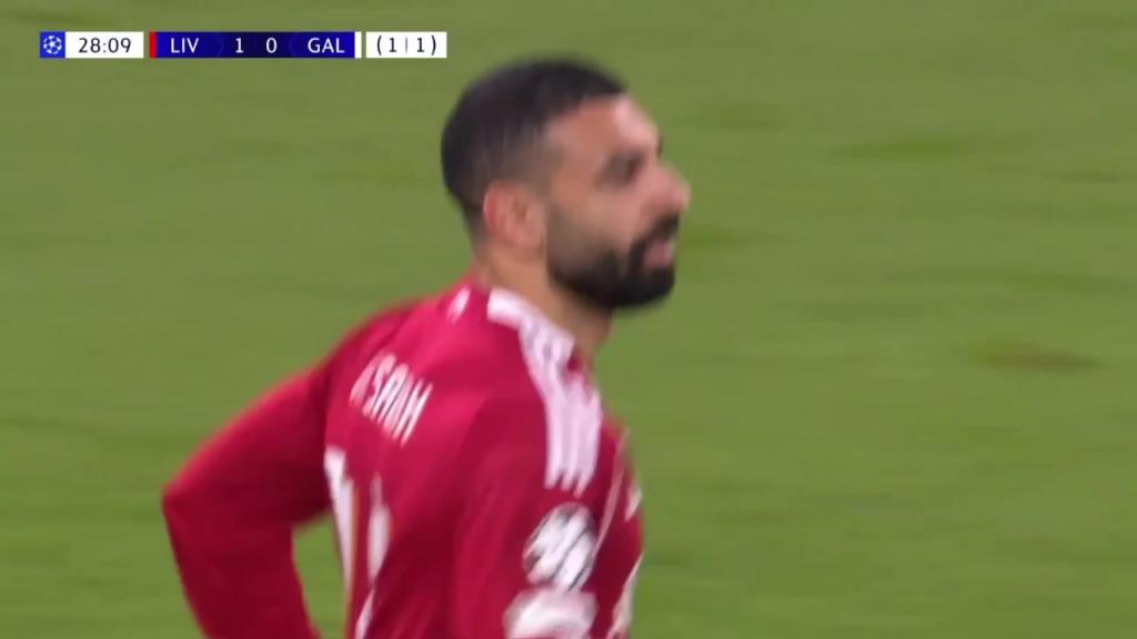 送大礼不要！加拉塔萨雷失误，萨拉赫单刀挑射被门将没收！