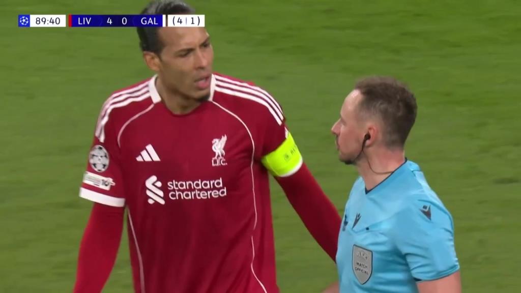 麦卡利斯特补射破门进球无效！主裁吹罚范戴克冲撞门将犯规！