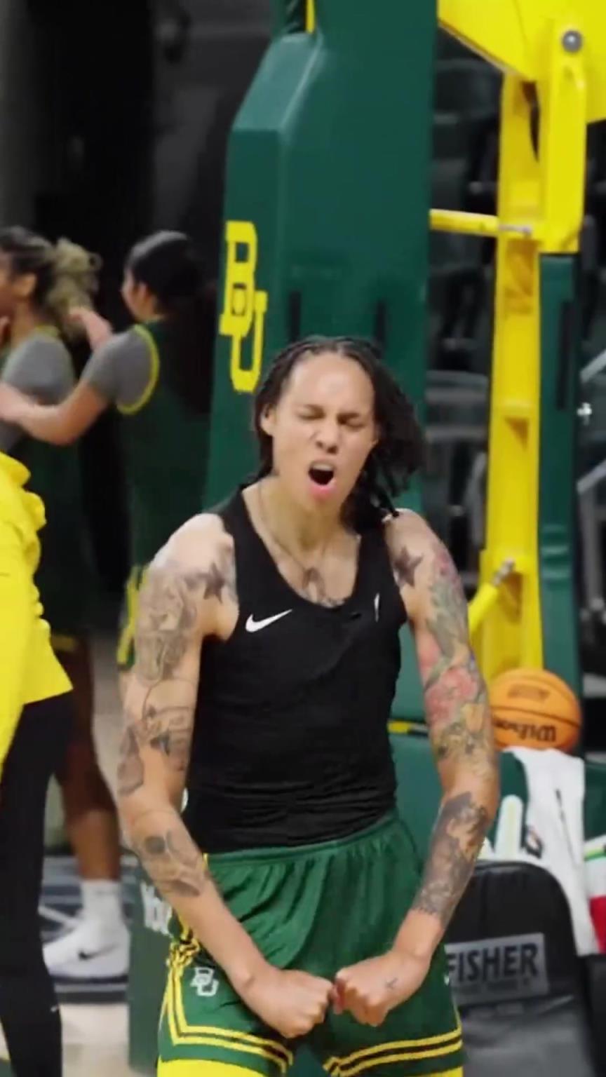 比男人还猛！美国女篮“女魔兽”布兰妮格里纳依然能单臂扣篮